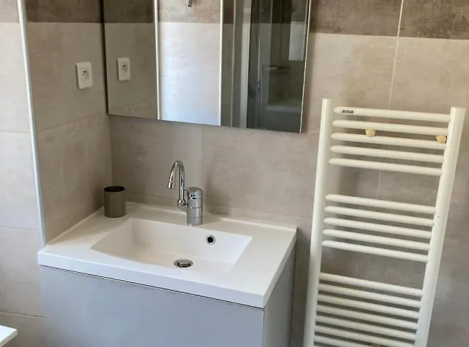 Duplex 4 Personnes Clim Wifi Parking דירה